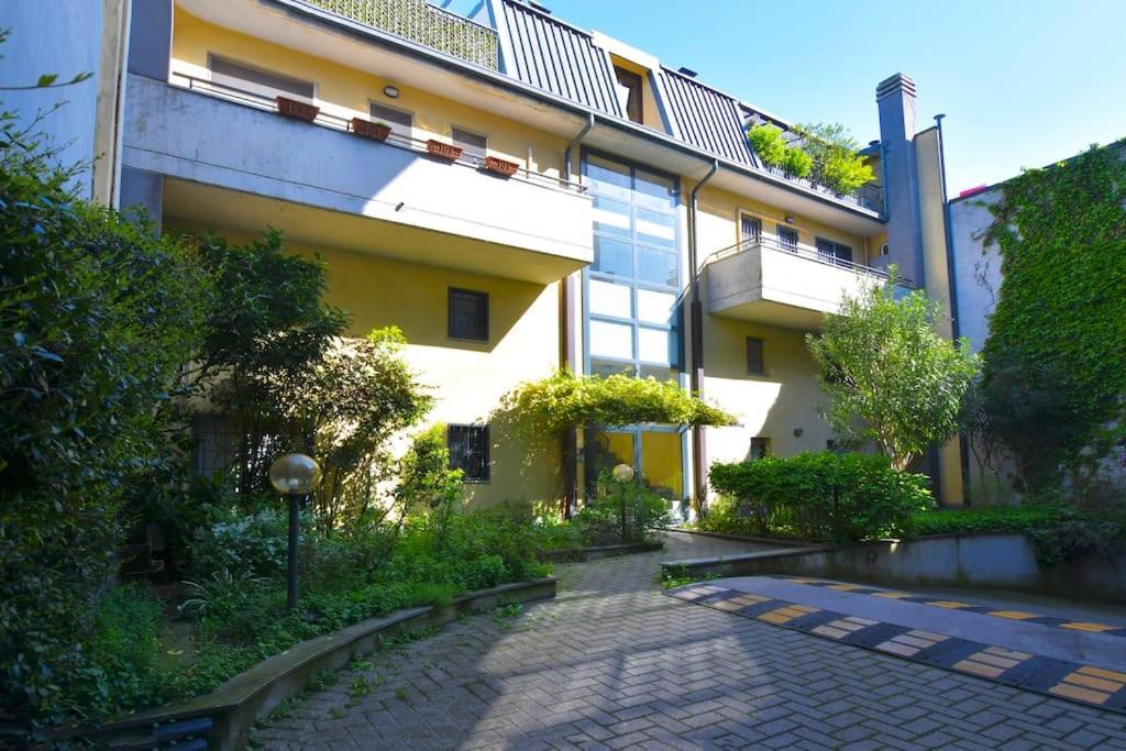 Bocconi Fond Prada Ieo Spettacolare Attico Con Terrazzo Apartamento Milão Exterior foto